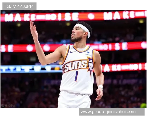 吉莱斯皮称赞布克决策果断自己专注于接球投篮半场贡献12分 吉莱斯皮称赞布克决策果断自己专注于接球投篮半场贡献12分